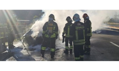 Vettura si incendia mentre percorre l’autostrada A5