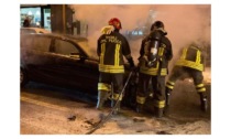 Due incidenti stradali con feriti Un’auto prende fuoco ad Aosta