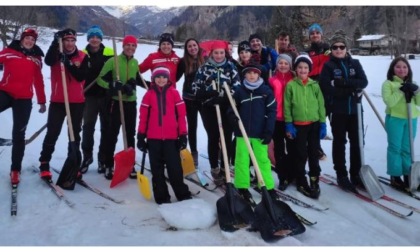 Gressoney, i ragazzi spalano la neve Riaperti 8 chilometri di pista di fondo