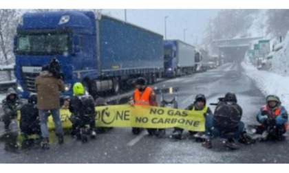 La protesta ambientalista rallenta il traffico al Tunnel