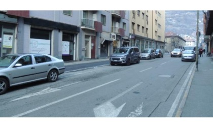 Piste ciclabili al posto dei parcheggi: esercenti infuriati in via Lys e in corso Battaglione Aosta
