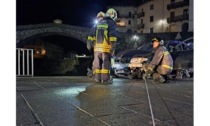 Auto resta in bilico sul ponte Vettura ribaltata sulla rotonda