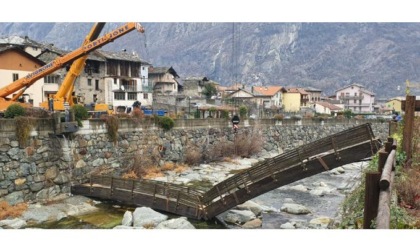 Hône, demolito il ponte pedonale sull’Ayasse: “Presto quello nuovo”