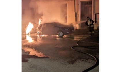 Tre vetture divorate dalle fiamme a Châtillon: indagano i carabinieri