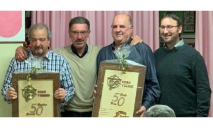 Carmelo Borghese e Piero Prola premiati per i loro cinquant’anni nel Coro Verrès