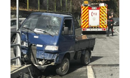 Furgoncino urta il parapetto del bivio per Chaméran: ferito il conducente