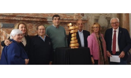 Il “Trofeo senza fine” del Giro d’Italia esposto giovedì a Borgofranco d’Ivrea