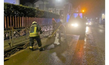 Arnad, il rimorchio ribaltabile di un trattore perde il carico di letame sulla strada statale