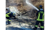 Domati dai Vigili del Fuoco il rogo di un’auto e l’incendio in una canna fumaria