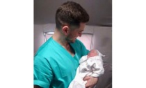 Fare nascere vite in mezzo alle macerie: Gianluca Bertschy nell’ospedale da campo della Turchia distrutta dal terremoto