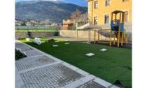 Un tappeto verde di erba sintetica alle scuole elementari di Gressan