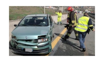 Con l’automobile urta la motrice di un Tir