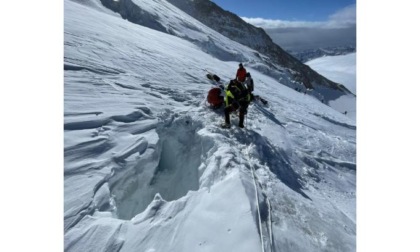 Precipita per cento metri da un salto di roccia mentre scende in fuoripista