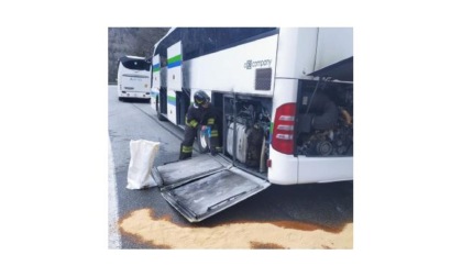 Spento un rogo a Pont-Saint-Martin Domate le fiamme su pullman di linea