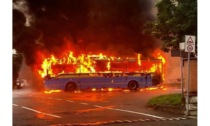 Autobus divorato dalle fiamme Spavento a Borgofranco d’Ivrea