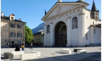 Riposizionate le panchine di design in piazza della cattedrale