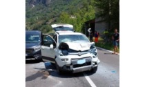 Auto finisce fuori strada in via Chambéry