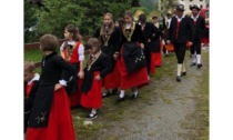 Il falò, la Messa, la tradizionale processione Gressoney ha celebrato la Santissima Trinità