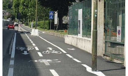 Lampioni in mezzo alla pista ciclabile in via Monte Solarolo