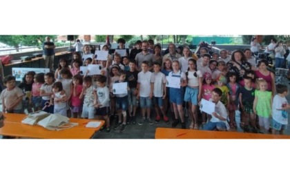 Pont-Saint-Martin, la premiazione del concorso scolastico «Sulle tracce di Don Capra» durante la «Fiera del baratto»