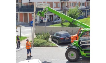 Aosta, rimosso il palo inclinato dopo un urto alla rotonda di via Adamello