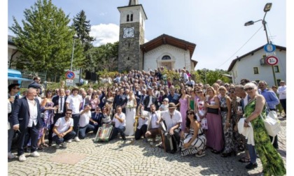 Grande festa con tanti amici per il matrimonio a Porossan di Laurent Viérin e Christel Tillier