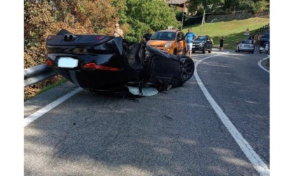 Auto con due persone a bordo si ribalta sulla regionale a Introd