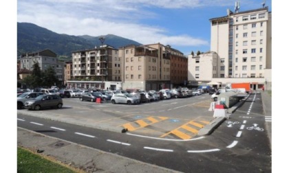 Finiti i lavori, aperta la nuova piazza Plouve Piace, però preoccupano i posti auto in meno