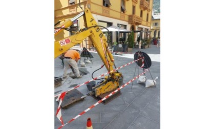 Lavori di demolizione a due passi dai dehors in piazza Roncas