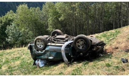 Si ribalta con l'auto nella scarpata, ferito pastore