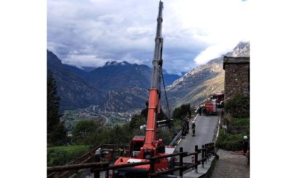 Camper esce di strada a Ivery di Pont-St-Martin e si adagia sugli alberi della scarpata sottostante