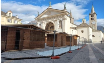 Con gli chalet del Mercatino di Natale poco spazio per gli alpini in piazza della Cattedrale