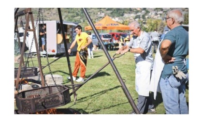 Ottimo successo per la Fita di Pomme: serviti 900 piatti di frittelle e oltre 1.000 box di caldarroste