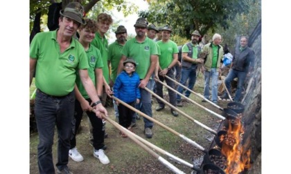 Allegria e solidarietà alla Castagnata di St-Christophe Raccolti oltre tremila euro a favore di Forrestgump