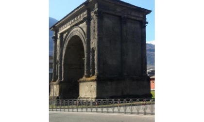 Un ponteggio per l’arco d’augusto