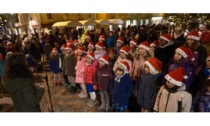 Acceso giovedì scorso l’albero di natale in piazza chanoux