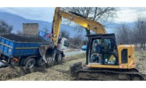 Incidente a Jovençan, camion in bilico sul ciglio della strada