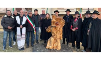 Una scultura omaggia i contadini del Novecento