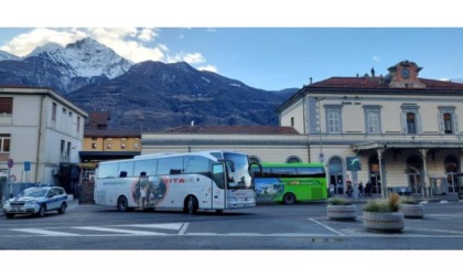 Ferrovia Aosta-Ivrea, scattato lo stop ai treni per 3 anni Viaggiano i bus sostitutivi: bene i primi giorni, ora le scuole