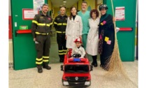 I Vigili del Fuoco hanno donato un mini camion dei pompieri ai bambini nel Reparto di Pediatria dell’Ospedale Beauregard