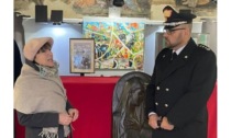 La pittrice Franca Fabrizio dona una sua opera ai carabinieri