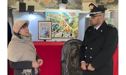 La pittrice Franca Fabrizio dona una sua opera ai carabinieri