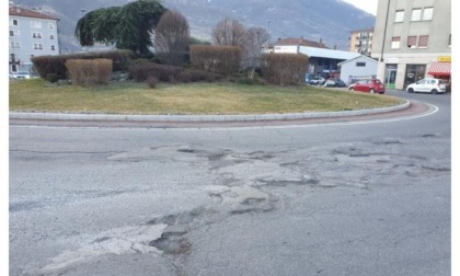 Rotonda di viale dei Partigiani devastata dalle buche