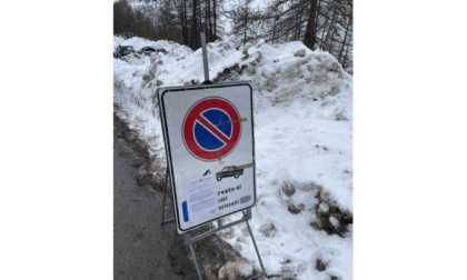 Troppi parcheggi selvaggi a Breuil-Cervinia: scattano i divieti di sosta lungo la strada che sale a Cielo Alto