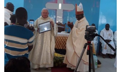 Don Claude Duverney ai festeggiamenti per il decennale della fondazione della parrocchia di Passì in Senegal