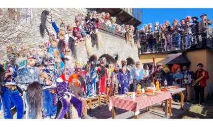 Il Carnevale al culmine nella Coumba Freida Le scatenate landzette sfilano in tutti i paesi