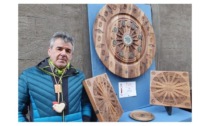 Magici oggetti in legno e pietra incantano i visitatori della Fiera