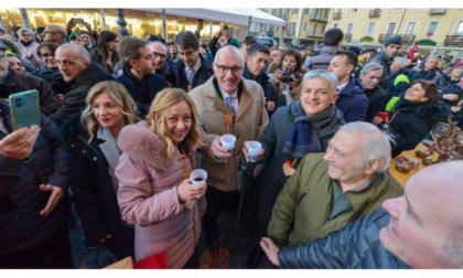 Selfie e grolla, un bagno di folla per la passeggiata di Giorgia Meloni in Fiera