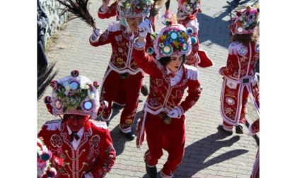 Settanta landzette rosse protagoniste a Doues Le sfilate continuano a Gignod e a Etroubles