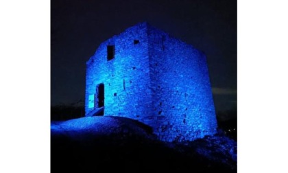 Stop vittime civili delle guerre: la casaforte di Pompiod illuminata di blu